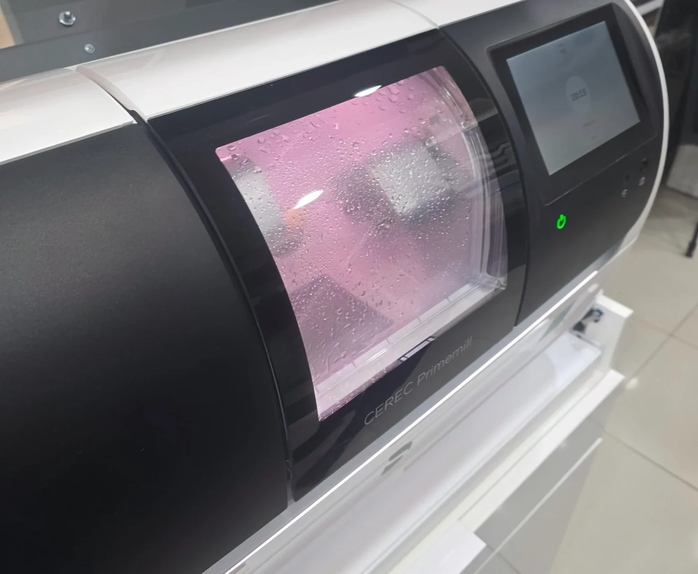 성모치과의원 진료실의 원내 밀링기(CEREC Primemill) 실사
